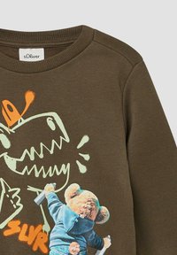 Brązowy sweatshirt z nadrukiem przedstawiającym dinozaura i kreskówkowego misia trzymającego puszkę sprayu, okrągły dekolt, miękka tekstura.