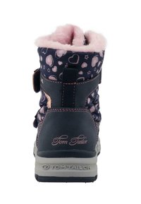 Kara fundamenta zili ar rozā sirdīm, rozā pūkainu oderi, roku šūšanas rozā detaļām, un "Tom Tailor" zīmolu uz papēža un zoles.