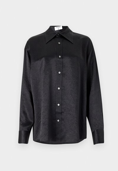 Schwarzes Langarmhemd mit kragenförmigem Halsausschnitt, mit einem zerknitterten Textur, voller Knopfleiste und Manschetten. Hergestellt aus einem glatten Stoff.