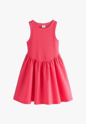 Vaaleanpunainen hihaton mekko, jossa on ribbineulottu yläosa ja levenevä, ryhdikäs hame. Sileä pinta, pyöreä pääntie, ilman kuvioita tai koristeita.