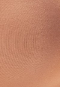 Nēšu krāsas audums ar ribotu tekstūru, kurā redzamas smalkas vertikālās līnijas. Materiāls izskatās gluds un mīksts.