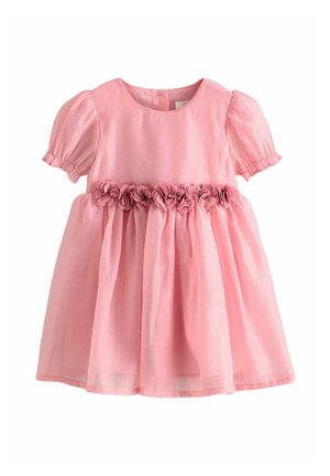 Robe rose pour tout-petit avec manches bouffantes et bordure fleur en tissu autour de la taille, présentant une jupe froncée et un col rond.
