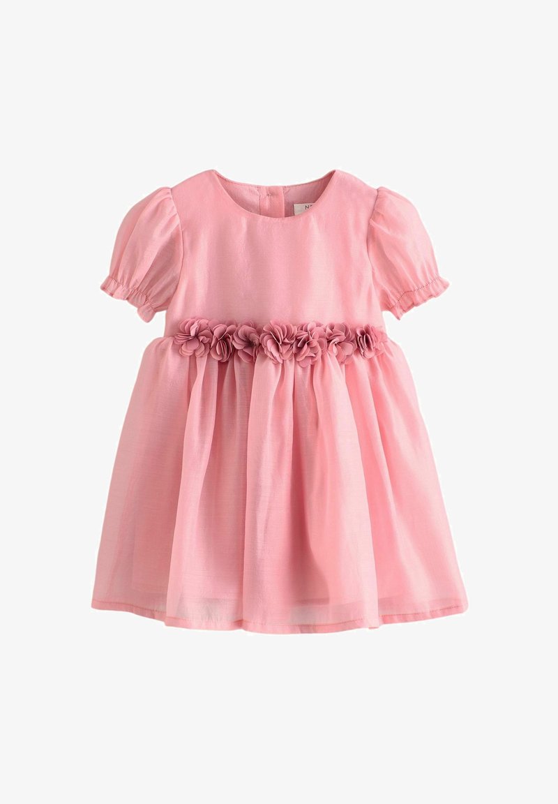 Robe rose pour tout-petit avec manches bouffantes et bordure fleur en tissu autour de la taille, présentant une jupe froncée et un col rond.