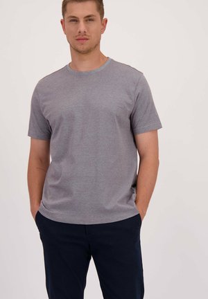 Grijze kortekorte mouw t-shirt in een zachte, gestructureerde stof met een ronde halslijn, voorzien van een subtiele gemêleerde patroon. Gepaard met donkere broeken.