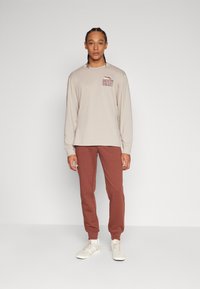Pier One 2 PACK - Tracksuit bottoms - tan
