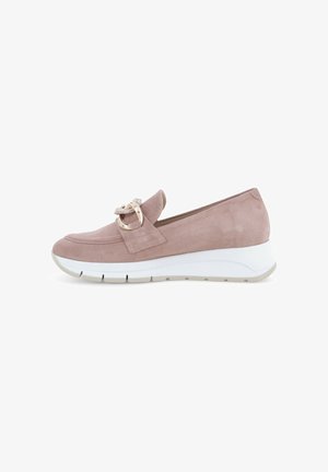Mocassino da donna in pelle scamosciata malva con suola a zeppa bianca e fibbia decorativa dorata sulla parte superiore, mostrato di profilo su sfondo bianco.
