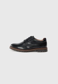 Scarpa da uomo in pelle nera con lacci, rifinita con dettagli marroni e suola in gomma robusta, mostrata in profilo laterale su sfondo bianco.
