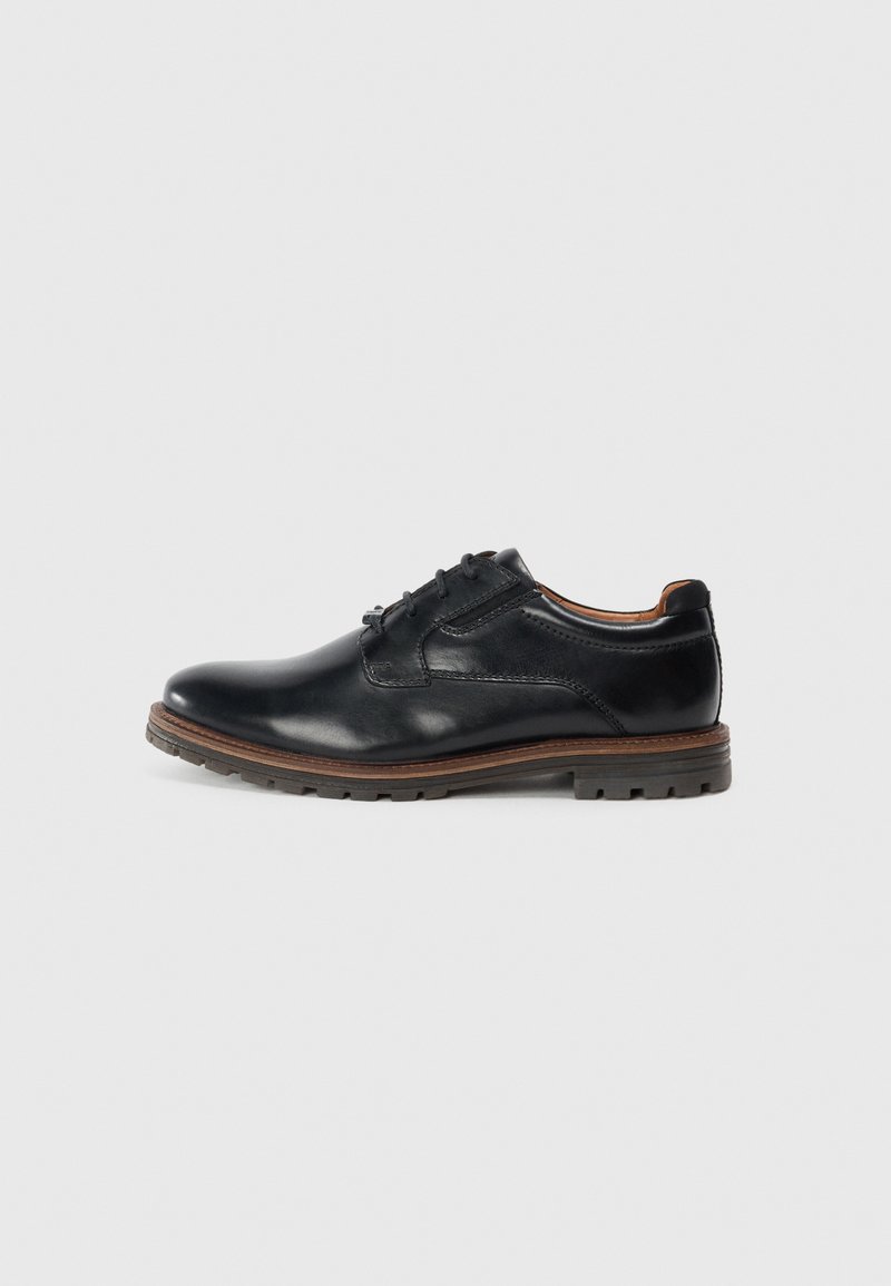 Scarpa da uomo in pelle nera con lacci, rifinita con dettagli marroni e suola in gomma robusta, mostrata in profilo laterale su sfondo bianco.
