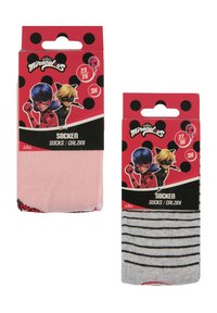 Dos pares de calcetines infantiles en rosa y gris. El par rosa es liso con un acento rojo; el par gris tiene rayas negras.
