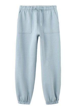 Svetlomodré fleecové tepláky s elastickým pásom, sťahovacou šnúrkou, prednými náprsnými vreckami a elastickými manžetami na členkoch.