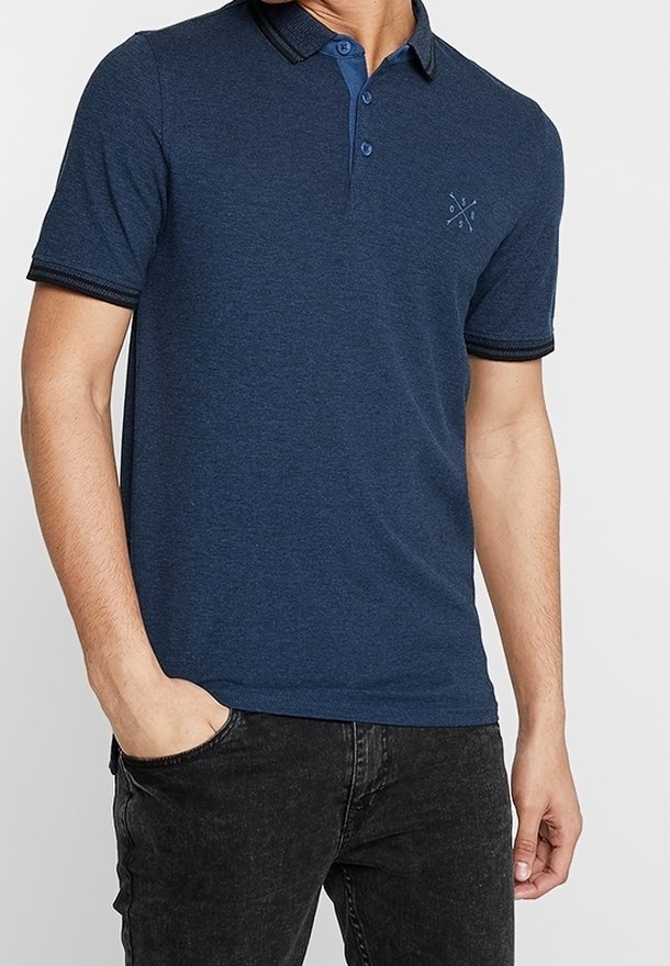 Mörkblå pikétröja i texturerat tyg, med krage, tvåknapplås och kontrasterande kant på kragen och ärmarna.