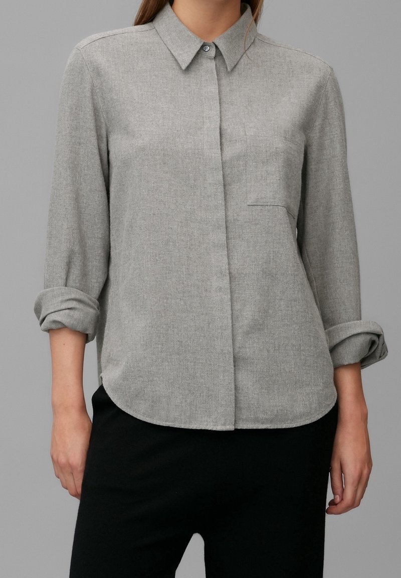 Grijze button-up shirt met lange mouwen gerold tot aan de ellebogen, met een enkele borstzak en een gladde, gestructureerde stof.
