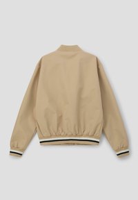 Beżowa kurtka bombowca z prążkowanym kołnierzem i elastycznym pasem w talii. Posiada paskowane mankiety w kolorach czarnym, białym i beżowym. Gładka faktura.