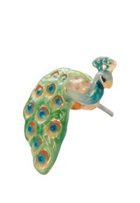Broška v obliki pavov z večbarvnim emajlom, ki vsebuje zeleni, moder in zlat akcent. Podroben dizajn perja z metallicnim zatičem na hrbtni strani.
