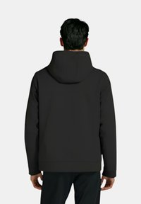 Giacca nera con cappuccio dal texture liscia e opaca. Il design semplice presenta una vestibilità comoda e un bordo a costine. Nessun logo o accento visibile.