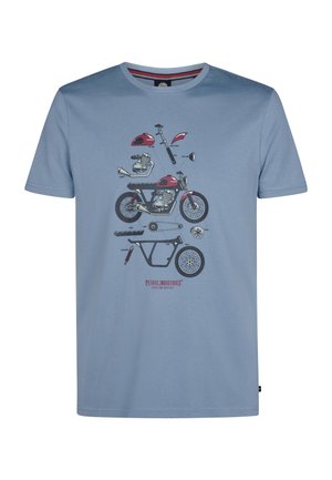 Błękitna bawełniana koszulka z grafiką motocykla w kolorze czerwonym i czarnym. Wyświetla części motocykla z napisem "PETROL INDUSTRIES" poniżej.