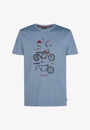 Tricou din bumbac de culoare albastru deschis, cu un grafic de motocicletă în roșu și negru. Afișează piese de motocicletă cu textul "PETROL INDUSTRIES" dedesubt.
