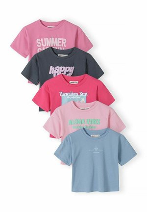 Pięć kolorowych t-shirtów z krótkim rękawem z letnimi napisami: różowy "LETNI KARNAVAŁ", granatowy "szczęśliwy", czerwony "Hawajskie Słońce", jasnoróżowy "ALOHA VIBES", niebieski "ZACHÓD SŁOŃCA NA PLAŻY".