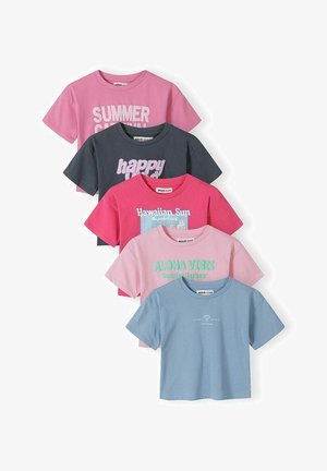 Cinq t-shirts colorés à manches courtes avec des textes sur le thème de l'été : rose « SUMMER CARNIVAL », marine « happy », rouge « Hawaiian Sun », rose clair « ALOHA VIBES », bleu « SUNSET BEACH ».