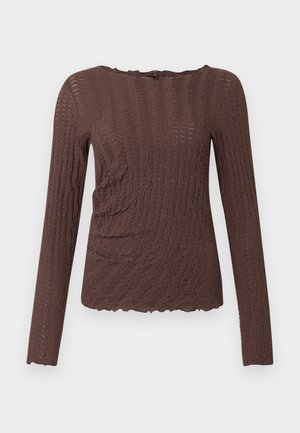 Pruun pikkade varrukatega topp, millel on tekstuuriga laineline muster, sääkservad ja keha järgi vormitud disain külgedel kogutud detailidega.