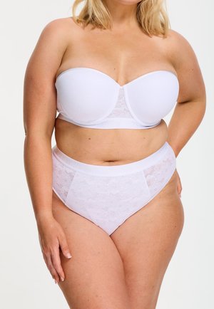 Hvid strappy bh uden stropper med tekstureret stof og blonde detaljer i midten; matchende højtaljede trusser med blomsterblonde accenter i siderne.