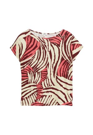 Top damski z krótkim rękawem, z abstrakcyjnym wzorem falistych pasków w kolorach czerwonym, różowym i kremowym oraz zaokrąglonym dekoltem.
