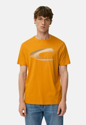 Orange bomulds T-shirt med rund halsudskæring, prydet med et stort sølv grafisk design på forsiden. Korte ærmer og afslappet pasform.
