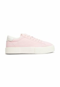 Baskets rose pâle avec une tige en matière synthétique lisse, accents blancs, lacets plats et une semelle en caoutchouc blanc texturé. "TOMMY JEANS" estampé sur le côté.