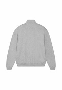 Sweat-shirt gris avec un col haut, des poignets et un ourlet côtelés. Tissu doux avec une texture lisse, sans logos ni motifs visibles. Design simple.