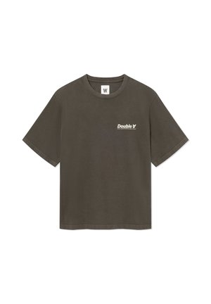 Dunkelolivgrünes Kurzarm-Baumwoll-T-Shirt mit weiß gedrucktem "Double A" Logo auf der linken Brust.