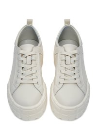 Witte leren sneakers met een gewatteerde tong, dikke getextureerde rubberen zool en platte veters. Ronde neus en een lus aan de hiel voor eenvoudig aan- en uittrekken.