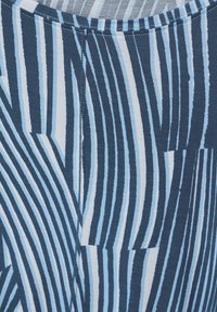 Blauwe en witte gestreepte stof met verticale lijnen van verschillende breedtes en texturen, met een zachte afwerking en een ronde halslijn.