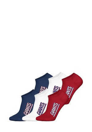 Drei Paar Knöchelsocken in Marineblau, Weiß und Rot. Jede Socke zeigt ein kontrastierendes „GIANTS“-Logo in fetten Buchstaben. Hergestellt aus weichem Stoff.