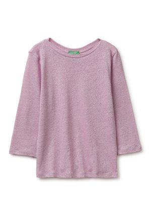 Koszulka dla malucha z długim rękawem, w jasnofioletowym kolorze, z okrągłym dekoltem, o prostym wzorze i wykonana z miękkiej bawełny na białym tle.