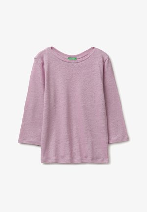 Koszulka dla malucha z długim rękawem, w jasnofioletowym kolorze, z okrągłym dekoltem, o prostym wzorze i wykonana z miękkiej bawełny na białym tle.
