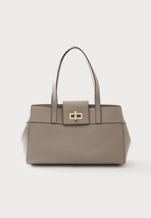 Beige læder håndtaske med to håndtag og en frontklap sikret med en guldrektangulær drejelås.