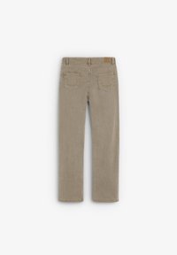 Pantalones vaqueros de mezclilla color caqui, de pierna recta, con dos bolsillos traseros que presentan un detallado de costura. Textura suave, diseño minimalista y una cinturilla sencilla.