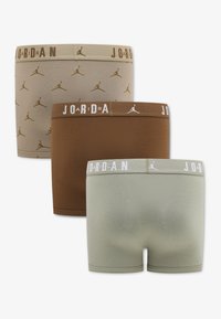 Trois boxers courts dans des tons de beige, brun et vert. Le beige présente un motif avec de petits logos. Tailles élastiquées avec marquage de la marque.