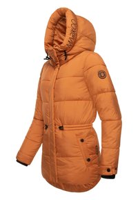Manteau d'hiver rembourré orange avec capuche, fermeture éclair frontale, poches latérales boutonnées, taille ajustable et écusson logo sur la manche gauche.