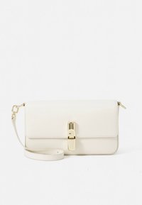 Borsa a tracolla in pelle bianca con una texture liscia, forma rettangolare, chiusura a clip magnetica e dettagli in metallo color oro. Tracolla regolabile inclusa.