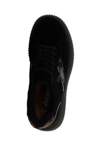 Sneaker nera in suede con upper testurizzato, punta rotonda e cuciture bianche a contrasto. Design flat con lacci e suola in gomma.