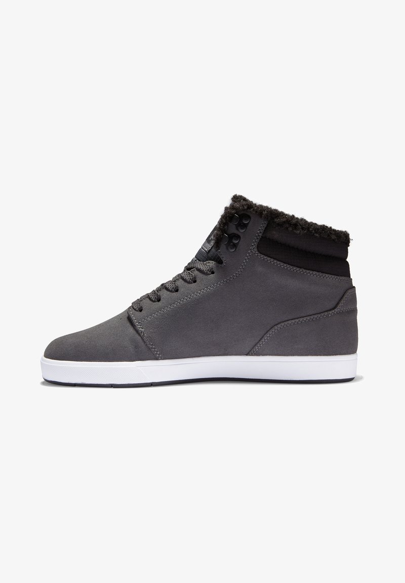 Graue High-Top-Sneaker aus Wildleder haben eine strukturierte schwarze Innenauskleidung, runde Schnürsenkel und eine weiße Gummisohle mit glatter Oberfläche.
