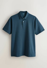 Polo bleu marine à manches courtes avec de fines rayures horizontales, deux boutons et un col classique, présenté sur un fond clair uni.