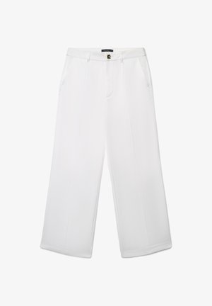 Pantalon blanc à jambes larges avec poches avant, passants de ceinture, fermeture à boutons et pli au centre de chaque jambe.