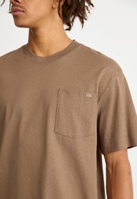 Dickies LURAY POCKET TEE - Paprasti marškinėliai - mushroom
