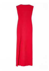 Rotes ribbelndes Strickkleid mit hohem Schlitz, ärmellosem Design und verlängertem Schnitt, das eine glatte Textur und klare Linien aufweist.