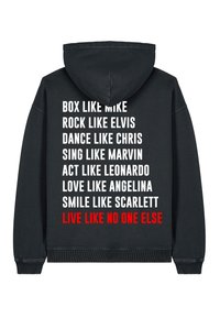 Felpa nera con cappuccio e tasca frontale. Sul retro, testi in bianco e rosso riportano frasi ispiratrici. Tessuto morbido.