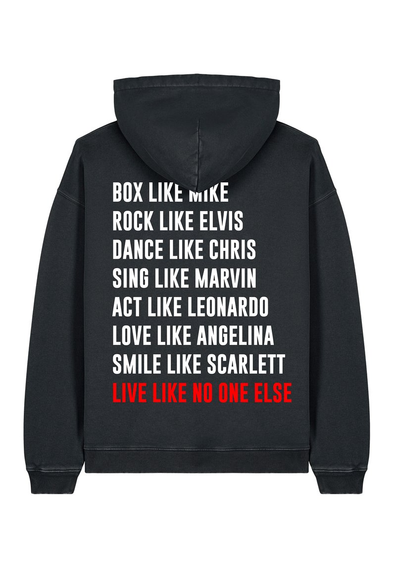 Felpa nera con cappuccio e tasca frontale. Sul retro, testi in bianco e rosso riportano frasi ispiratrici. Tessuto morbido.