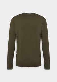 Suéter verde de punto con mangas largas, cuello redondo, puños y dobladillo acanalados, textura suave y un pequeño detalle de etiqueta en el costado.