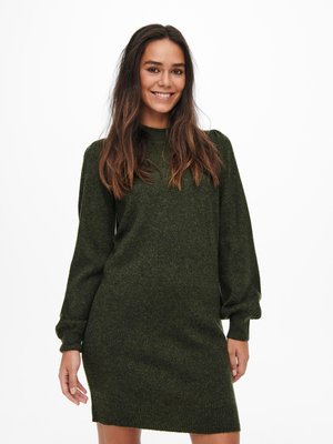 Vestido de punto de manga larga en verde oscuro con un corte relajado y puños acanalados. Presenta un escote redondo y una tela ligeramente texturizada.